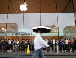 Antrean Mengular Warga China Untuk iPhone 16 Mutakhir