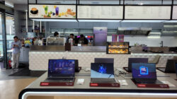 Ngopi Sambil Ngulik Laptop AI? Lenovo Bikin Kafe Keahlian Pertama Di Indonesia!