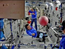 Astronaut Shenzhou-20 Pamer Eksperimen Ke Antariksa