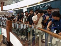Antrean Panjang Warga India Beli iPhone 17