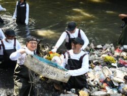 Telkom Gandeng Pandawara Untuk Aksi Keluhan Masyarakat River Clean Up Ke Sungai Cioray Bandung
