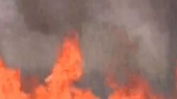 Damkar Melakukanlangkah-Langkah Padamkan Kebakaran Lahan Di Didekat Kansas City AS