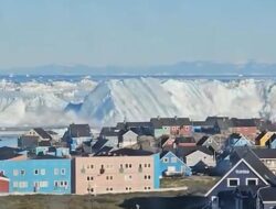 Detik-detik Mencekam Gunung Es Raksasa Hingga Greenland Terbalik